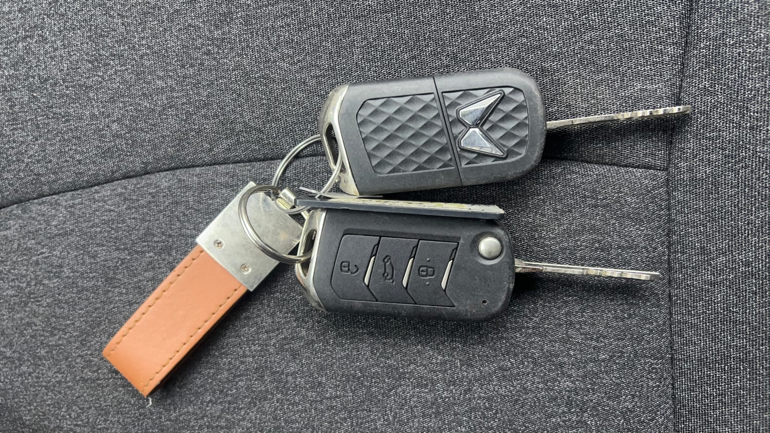 Used 2024 Mahindra XUV 3XO AX5 1.2 Petrol AT Petrol Automatic extra CAR KEY VIEW