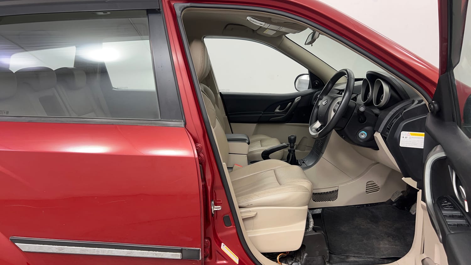 Used 2016 Mahindra XUV500 W8 Diesel Manual interior RIGHT SIDE FRONT DOOR CABIN VIEW