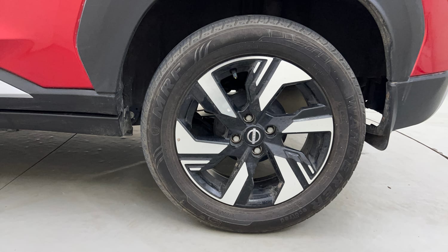 Used 2025 Nissan Magnite N-Connecta B4D 1.0 Petrol AMT Dual Tone Petrol Automatic tyres LEFT REAR TYRE RIM VIEW