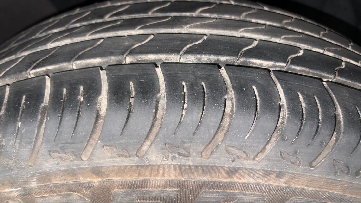 Used 2025 Nissan Magnite N-Connecta B4D 1.0 Petrol AMT Dual Tone Petrol Automatic tyres RIGHT FRONT TYRE TREAD VIEW