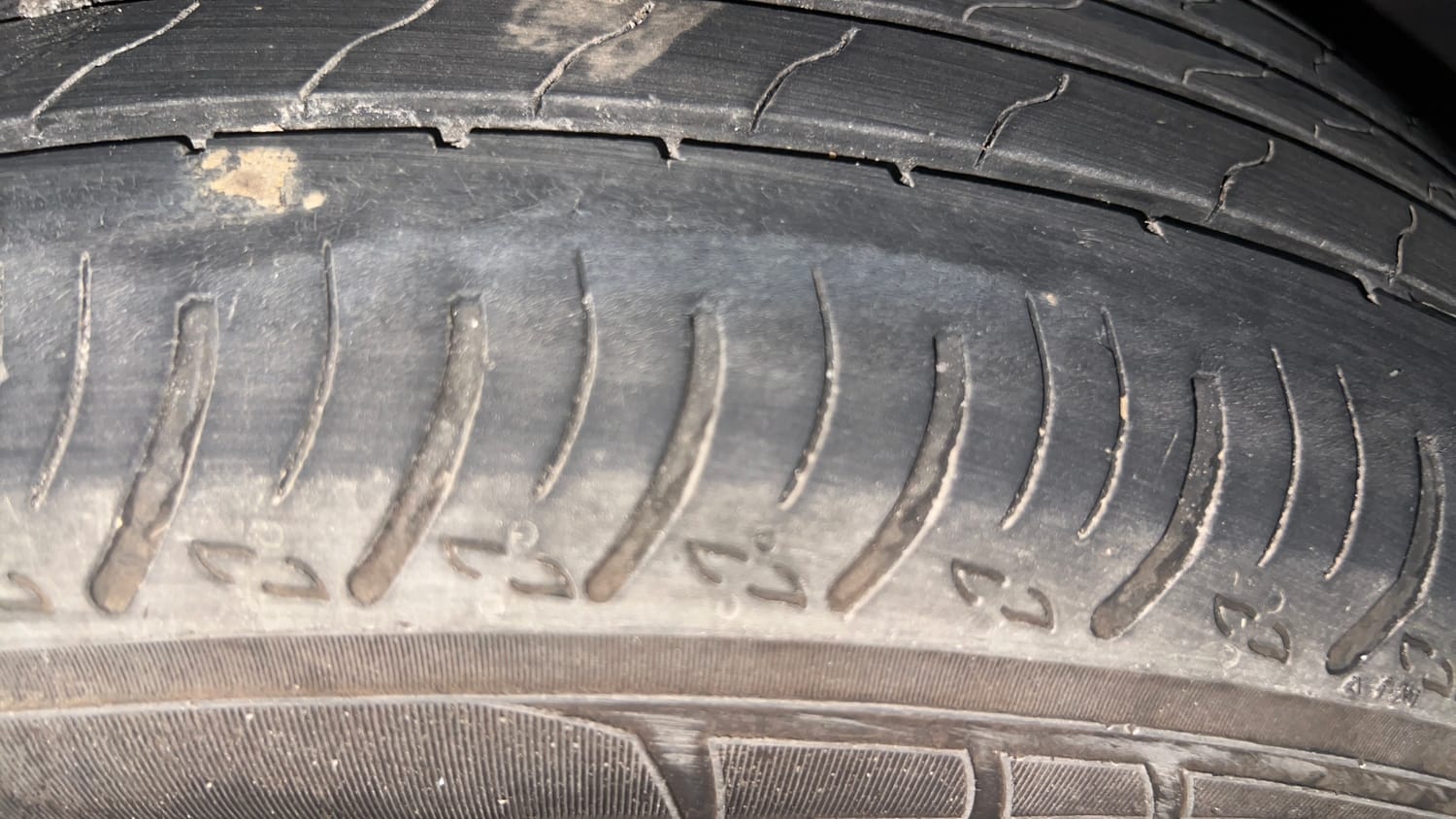 Used 2025 Nissan Magnite N-Connecta B4D 1.0 Petrol AMT Dual Tone Petrol Automatic tyres LEFT REAR TYRE TREAD VIEW