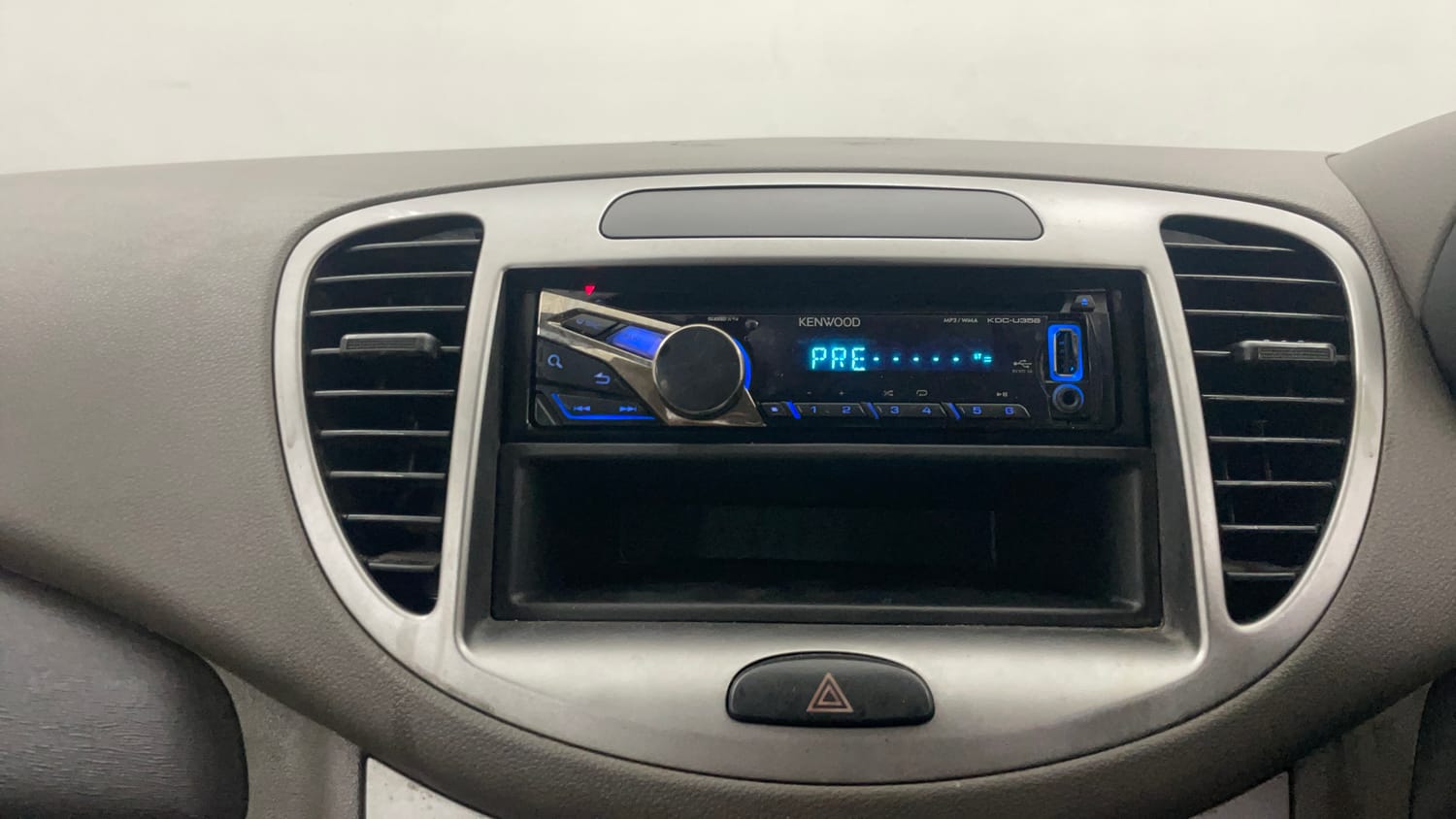 Used 2014 Hyundai i10 Magna 1.1 iRDE2 Petrol Manual interior MUSIC SYSTEM & AC CONTROL VIEW