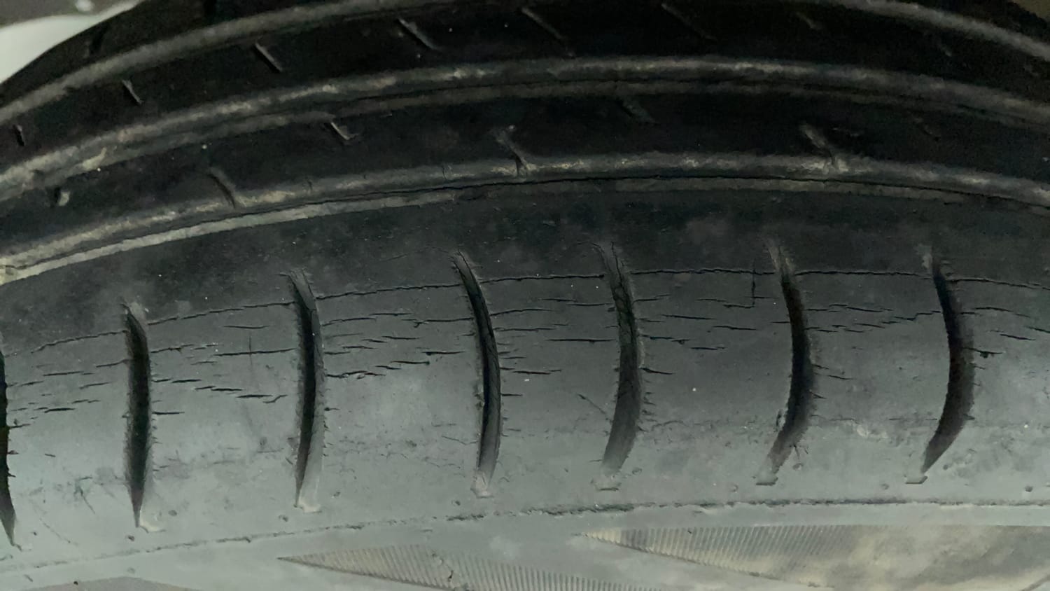 Used 2013 Maruti Suzuki Wagon R LXI Petrol Manual tyres LEFT FRONT TYRE TREAD VIEW