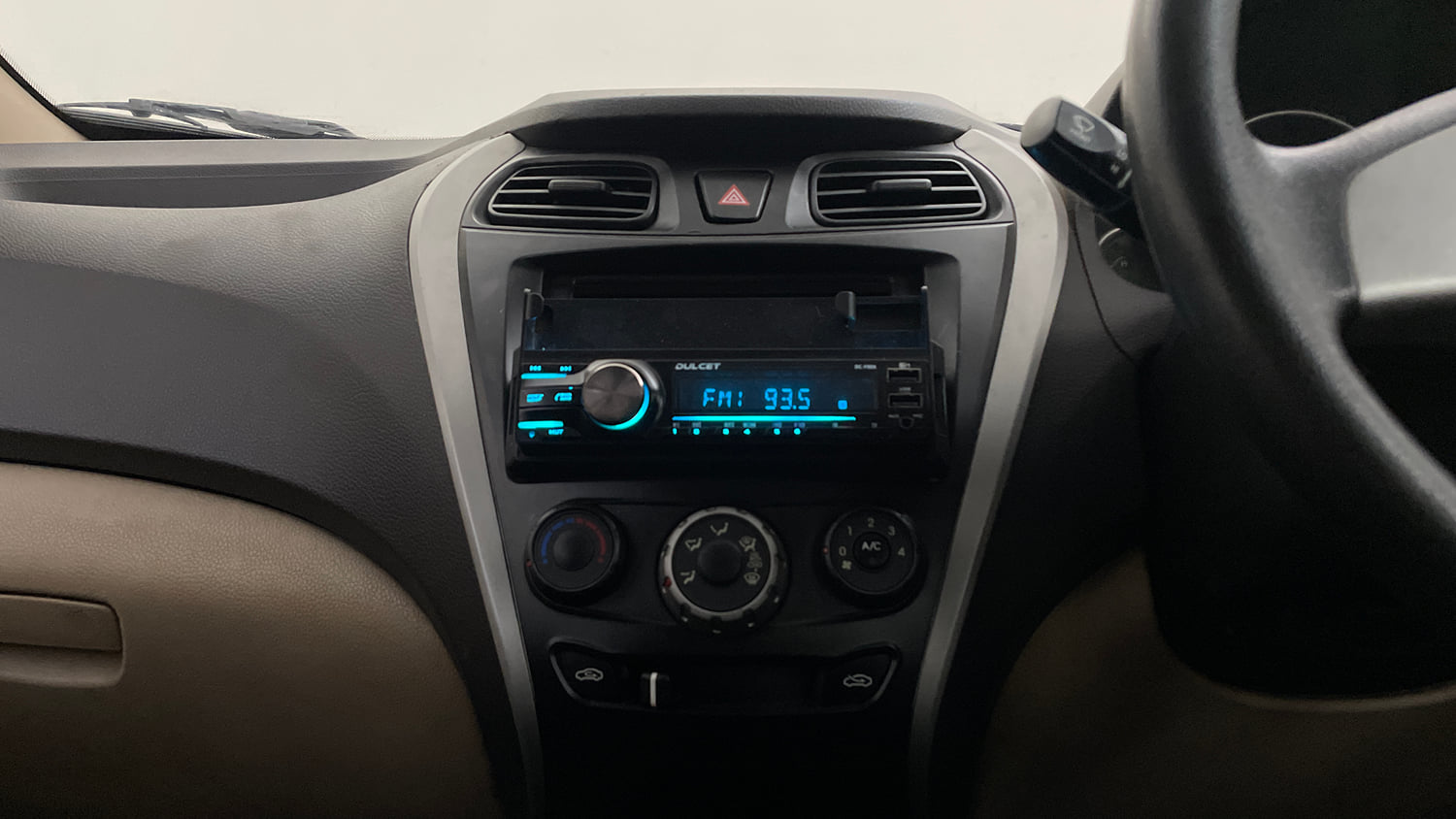 Used 2012 Hyundai Eon Sportz Petrol Manual interior MUSIC SYSTEM & AC CONTROL VIEW