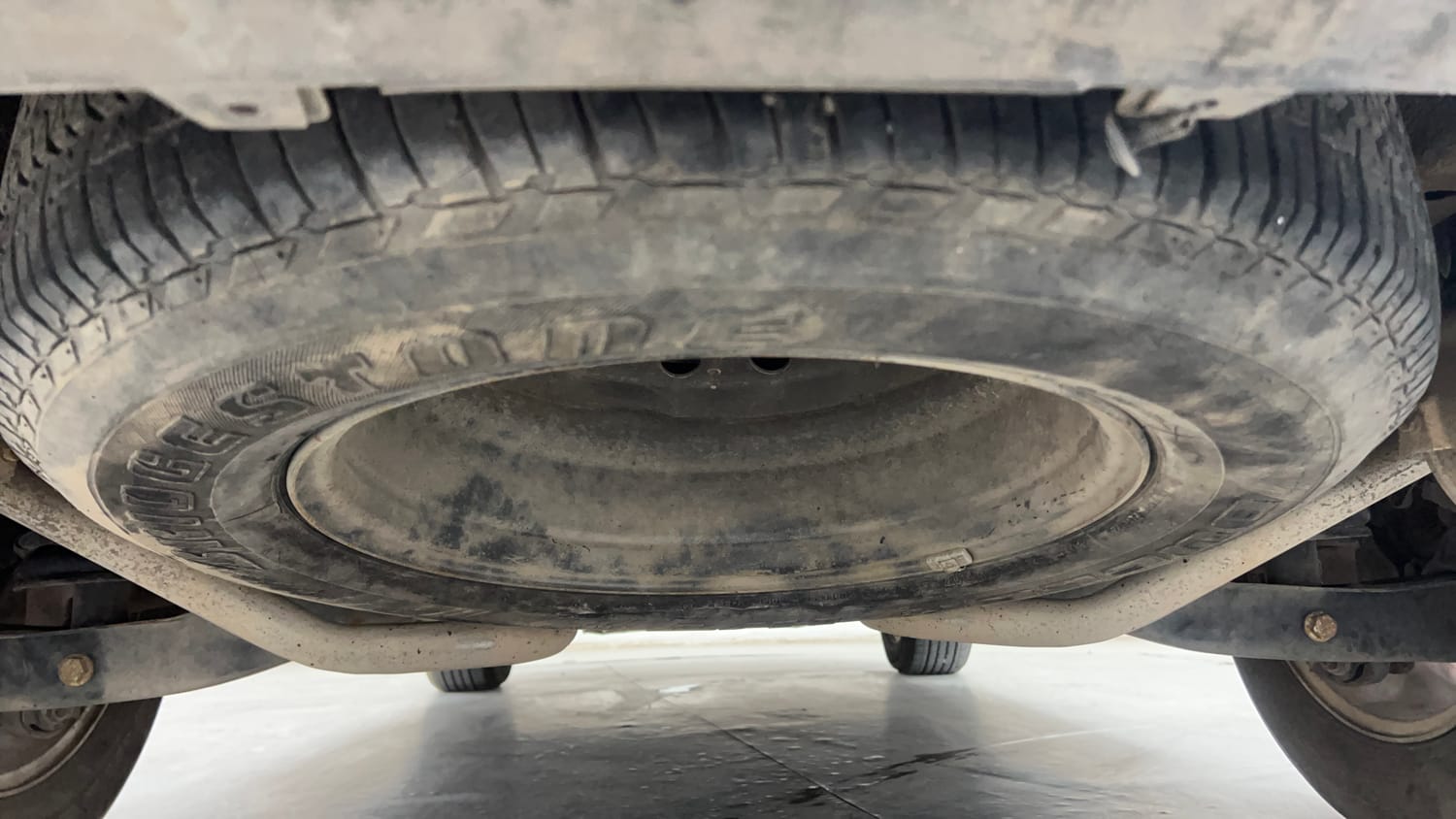 Used 2016 Mahindra XUV500 W8 Diesel Manual tyres SPARE TYRE VIEW
