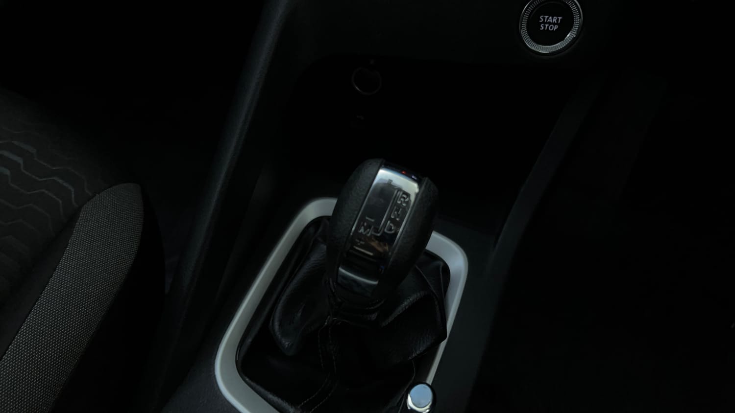 Used 2025 Nissan Magnite N-Connecta B4D 1.0 Petrol AMT Dual Tone Petrol Automatic interior GEAR  KNOB VIEW