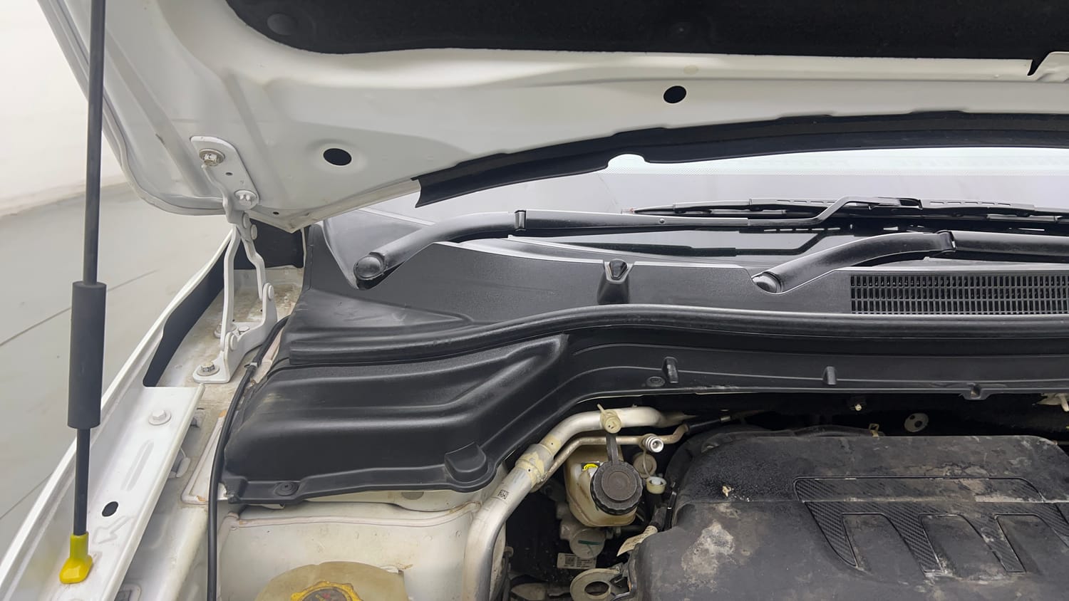 Used 2024 Mahindra XUV 3XO AX5 1.2 Petrol AT Petrol Automatic engine ENGINE RIGHT SIDE HINGE & APRON VIEW