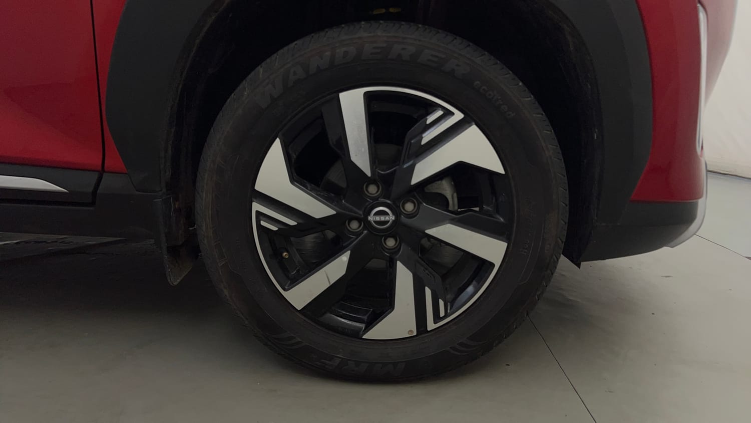 Used 2025 Nissan Magnite N-Connecta B4D 1.0 Petrol AMT Dual Tone Petrol Automatic tyres RIGHT FRONT TYRE RIM VIEW