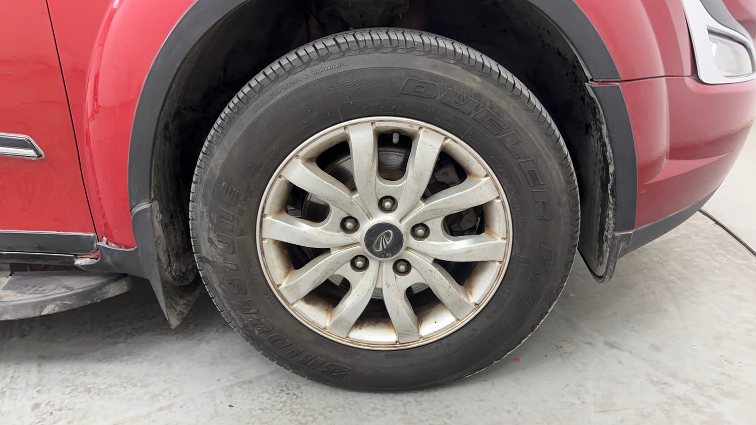 Used 2016 Mahindra XUV500 W8 Diesel Manual tyres RIGHT FRONT TYRE RIM VIEW