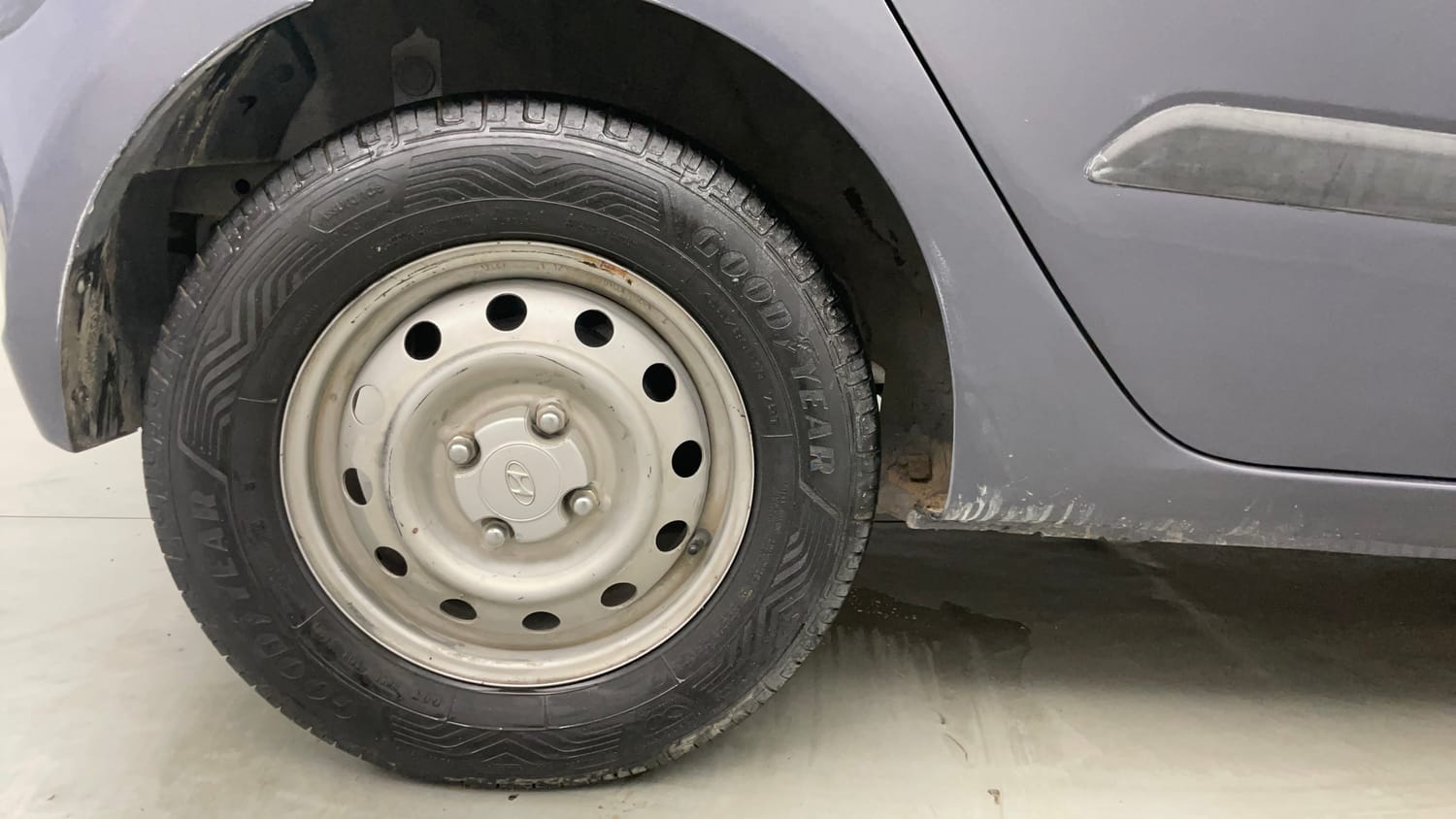 Used 2014 Hyundai i10 Magna 1.1 iRDE2 Petrol Manual tyres RIGHT REAR TYRE RIM VIEW