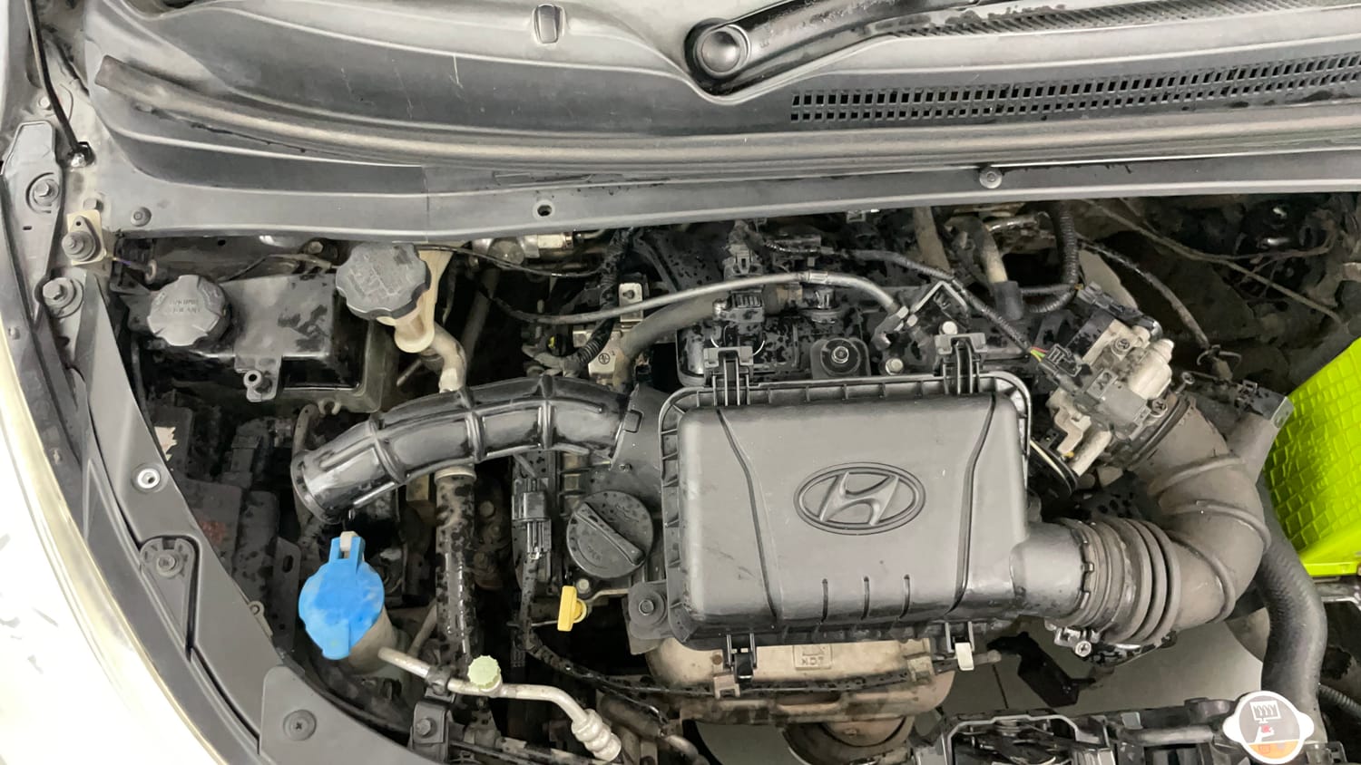 Used 2014 Hyundai i10 Magna 1.1 iRDE2 Petrol Manual engine ENGINE RIGHT SIDE VIEW