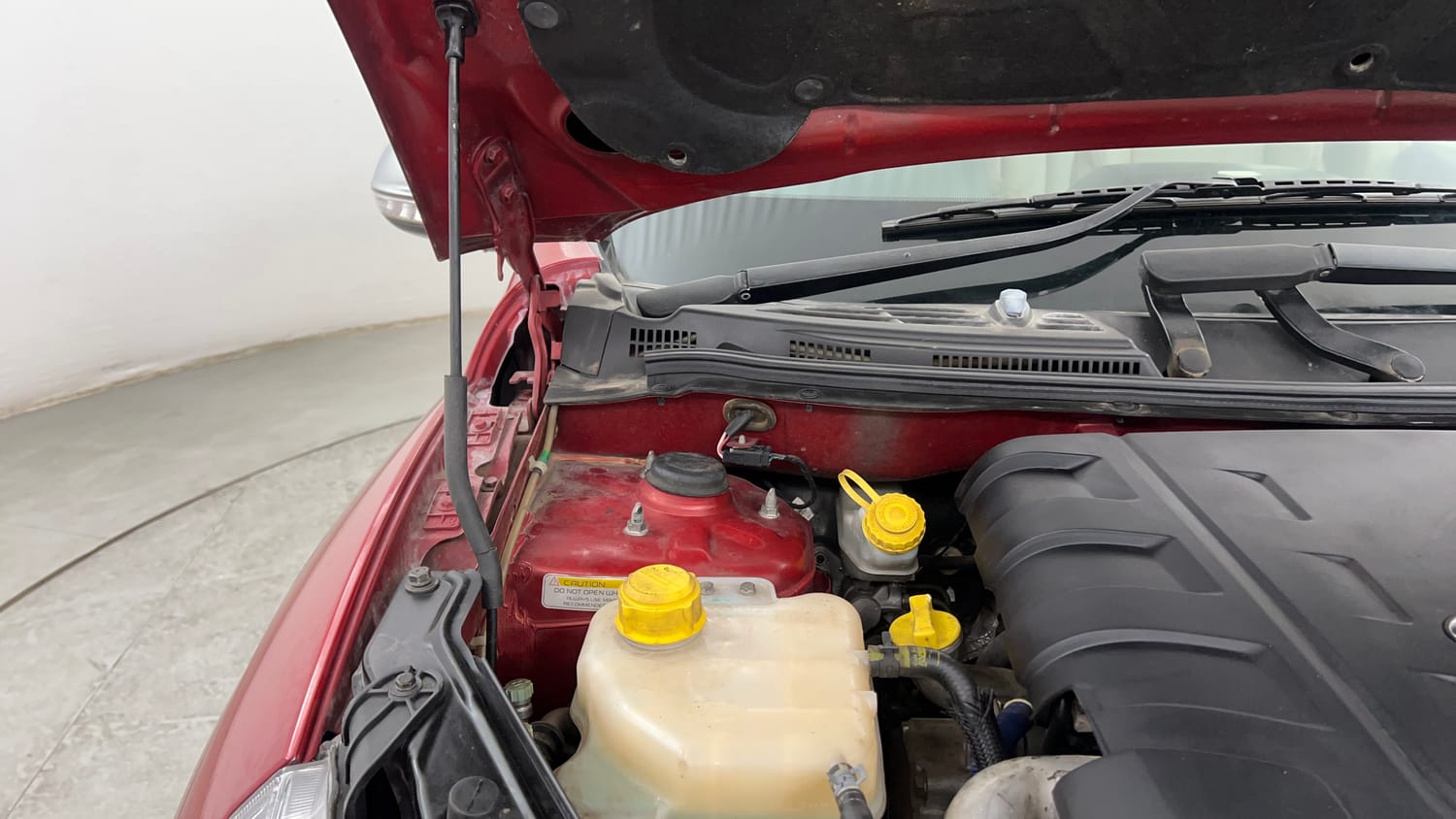 Used 2016 Mahindra XUV500 W8 Diesel Manual engine ENGINE RIGHT SIDE HINGE & APRON VIEW