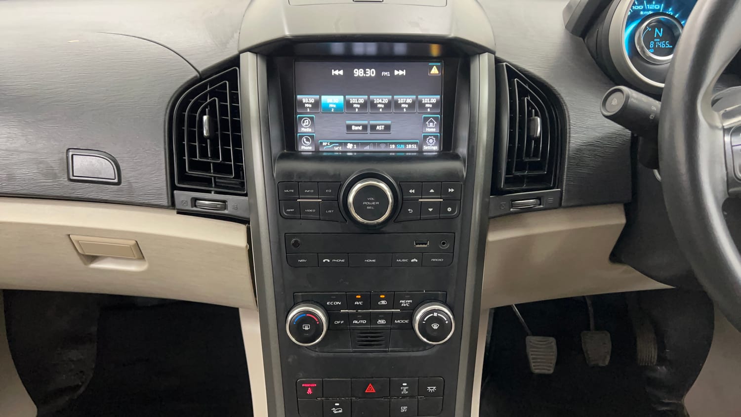 Used 2016 Mahindra XUV500 W8 Diesel Manual interior MUSIC SYSTEM & AC CONTROL VIEW