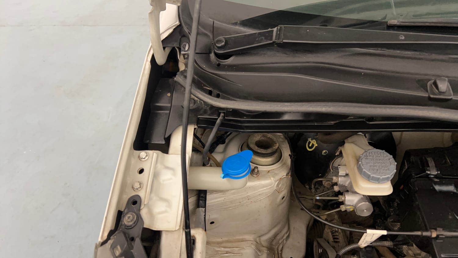 Used 2018 Maruti Suzuki Wagon R VXI Petrol Manual engine ENGINE RIGHT SIDE HINGE & APRON VIEW