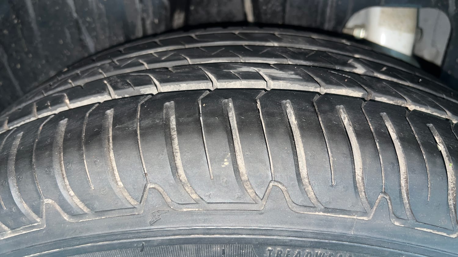 Used 2024 Mahindra XUV 3XO AX5 1.2 Petrol AT Petrol Automatic tyres RIGHT REAR TYRE TREAD VIEW
