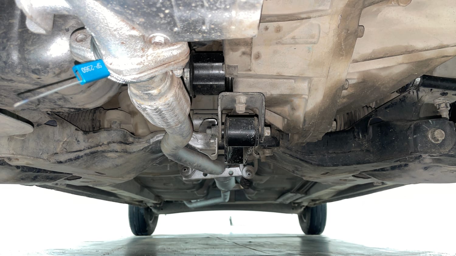 Used 2014 Hyundai i10 Magna 1.1 iRDE2 Petrol Manual extra FRONT LEFT UNDERBODY VIEW