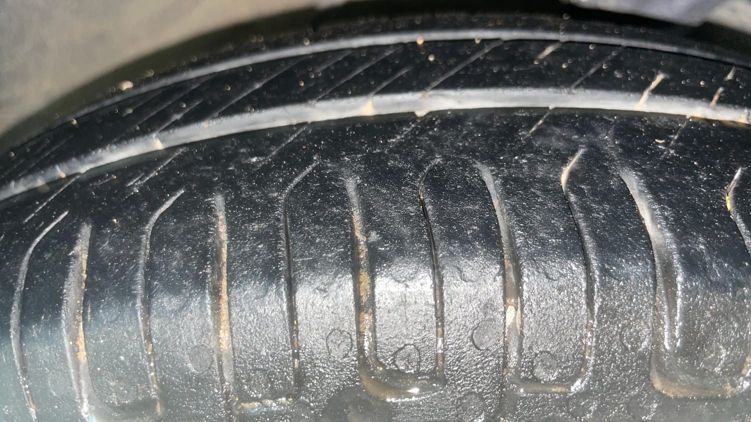 Used 2014 Hyundai i10 Magna 1.1 iRDE2 Petrol Manual tyres RIGHT FRONT TYRE TREAD VIEW