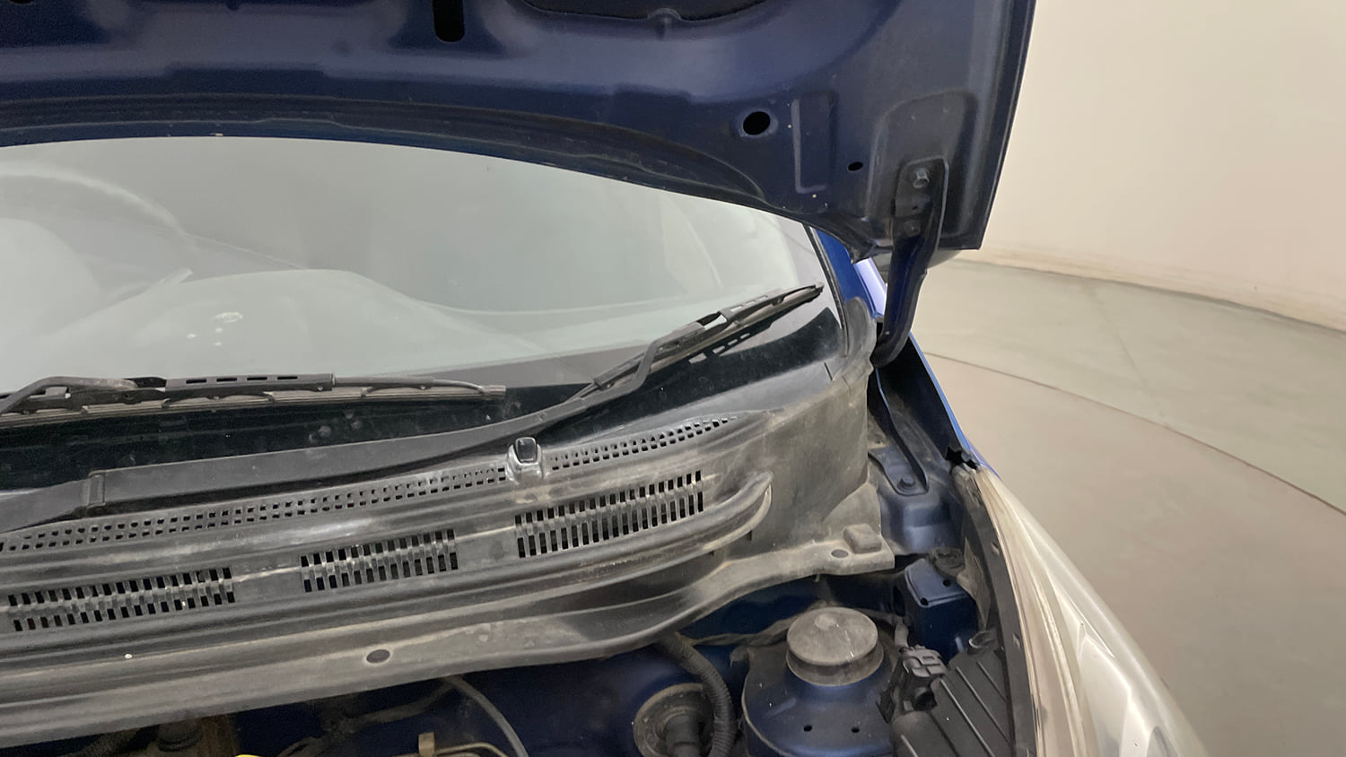 Used 2012 Hyundai Eon Sportz Petrol Manual engine ENGINE LEFT SIDE HINGE & APRON VIEW