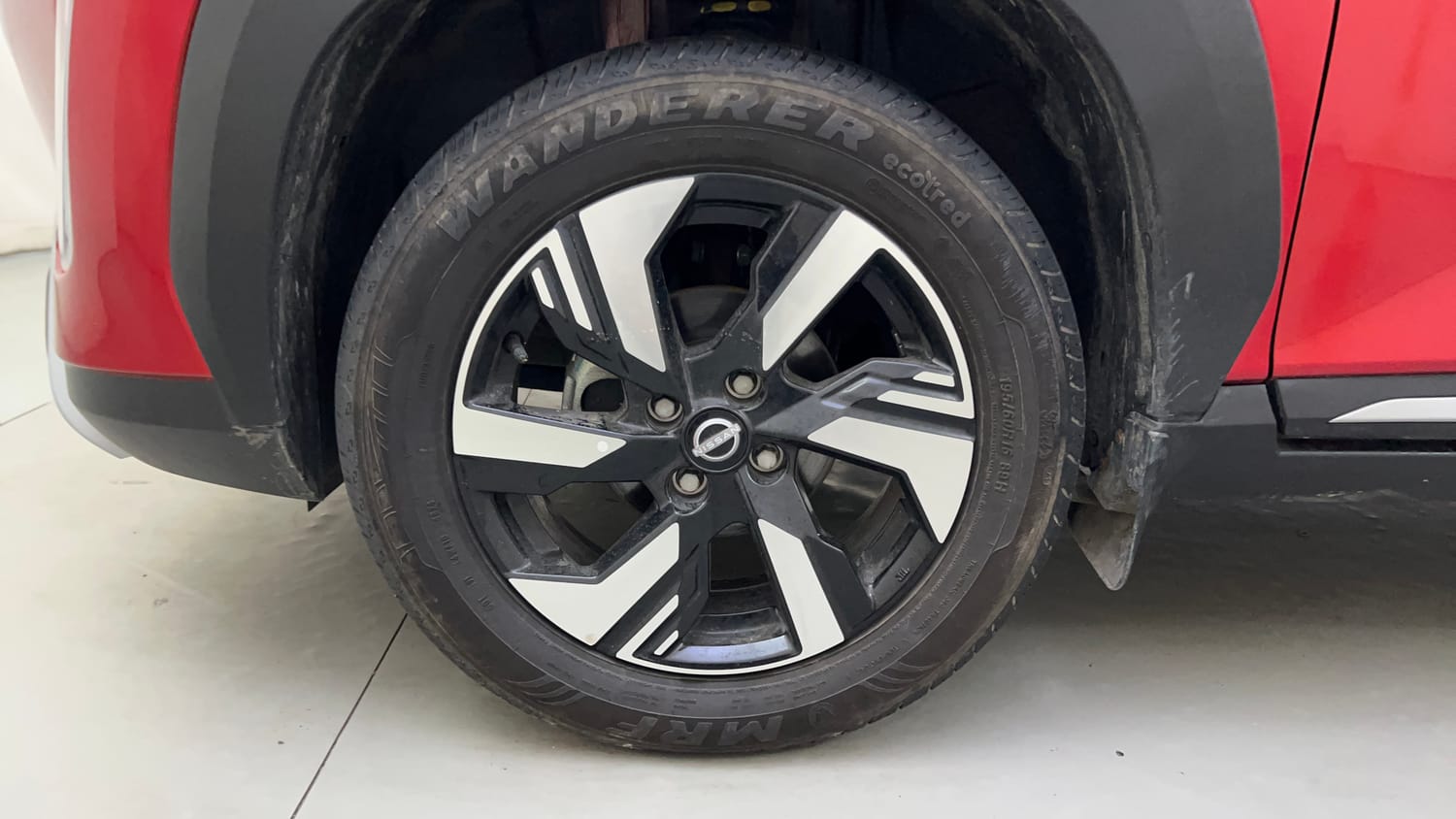 Used 2025 Nissan Magnite N-Connecta B4D 1.0 Petrol AMT Dual Tone Petrol Automatic tyres LEFT FRONT TYRE RIM VIEW