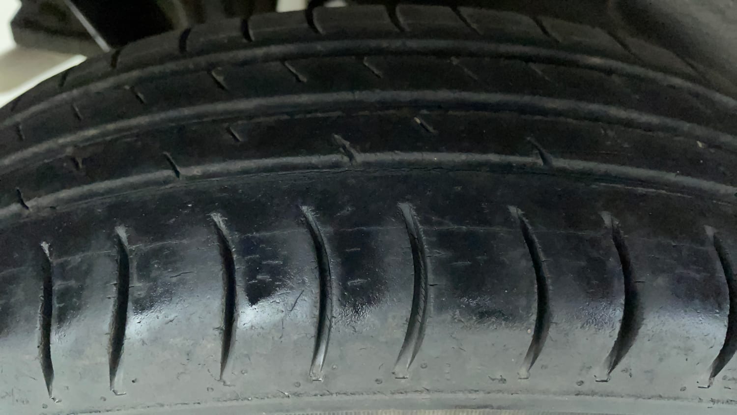 Used 2013 Maruti Suzuki Wagon R LXI Petrol Manual tyres RIGHT REAR TYRE TREAD VIEW