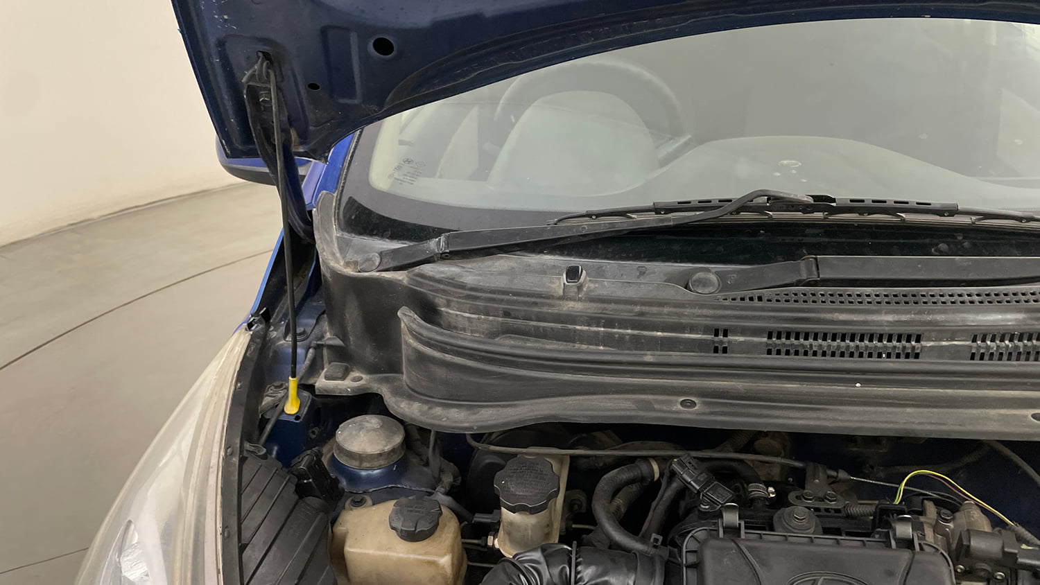 Used 2012 Hyundai Eon Sportz Petrol Manual engine ENGINE RIGHT SIDE HINGE & APRON VIEW