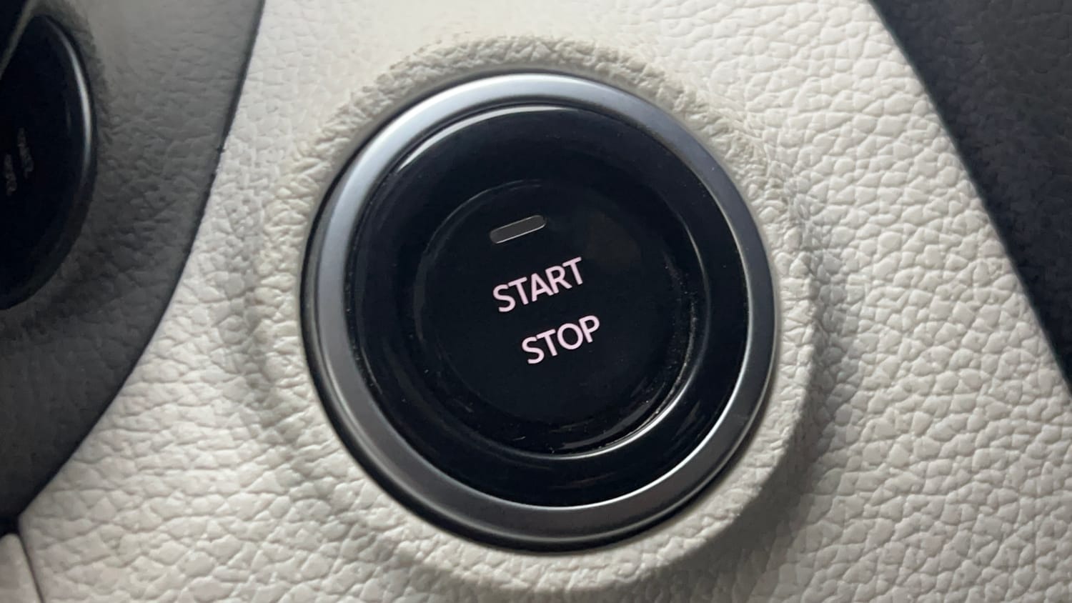 Used 2024 Mahindra XUV 3XO AX5 1.2 Petrol AT Petrol Automatic top_features Keyless start