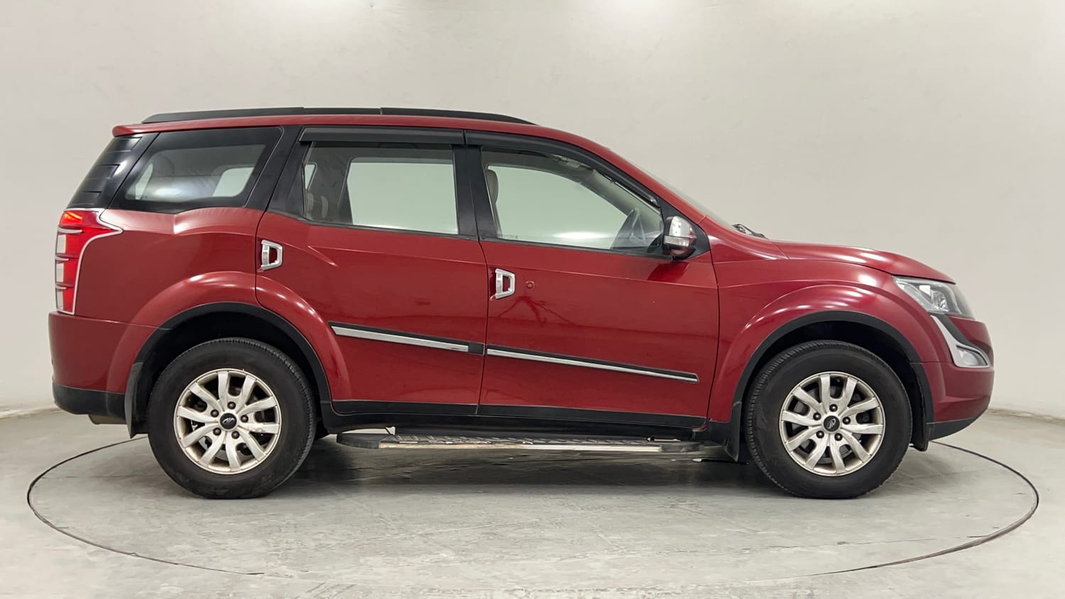 Used 2016 Mahindra XUV500 W8 Diesel Manual exterior RIGHT SIDE VIEW