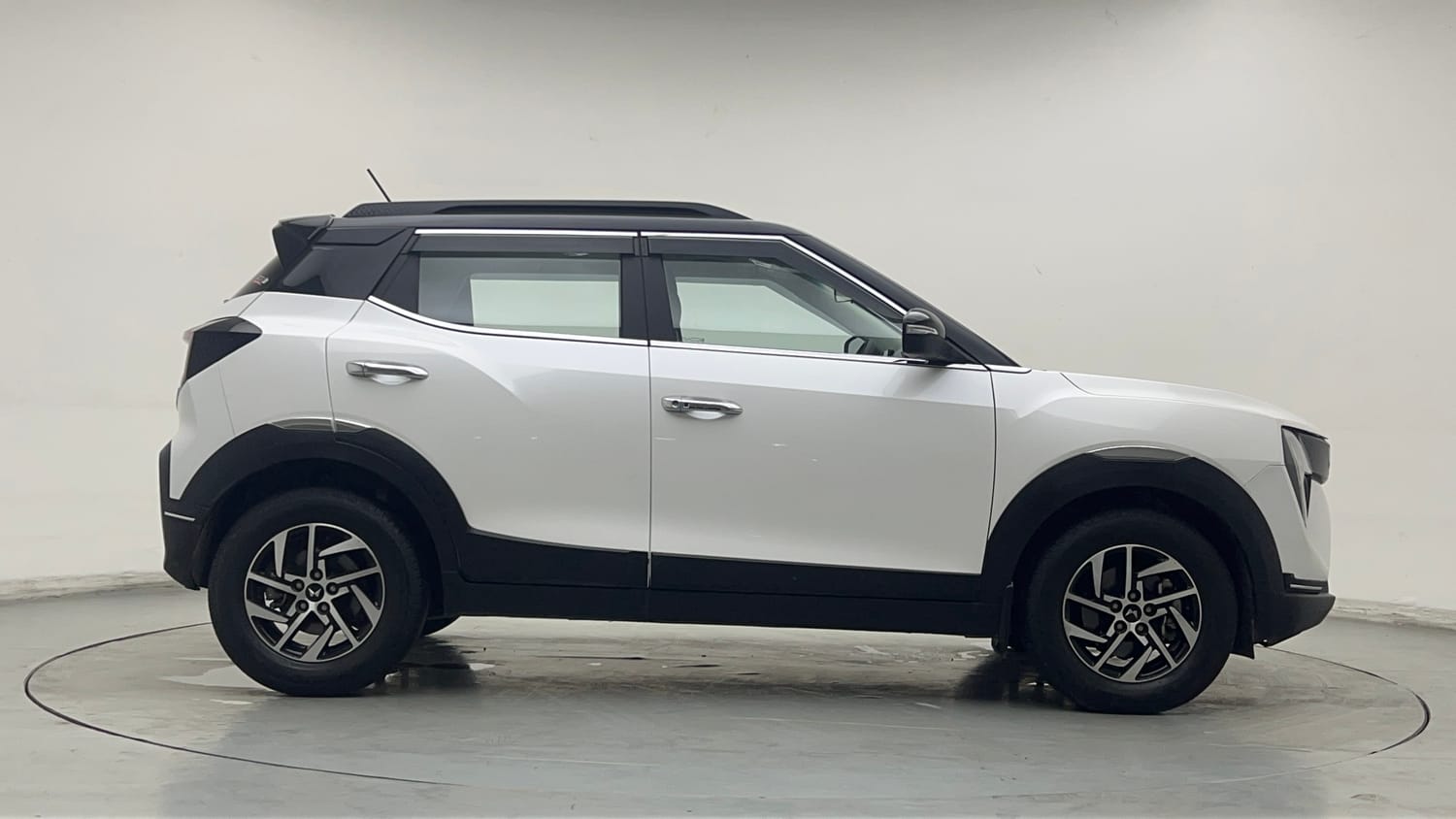 Used 2024 Mahindra XUV 3XO AX5 1.2 Petrol AT Petrol Automatic exterior RIGHT SIDE VIEW