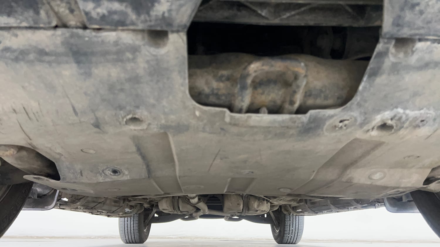 Used 2016 Mahindra XUV500 W8 Diesel Manual extra FRONT LEFT UNDERBODY VIEW