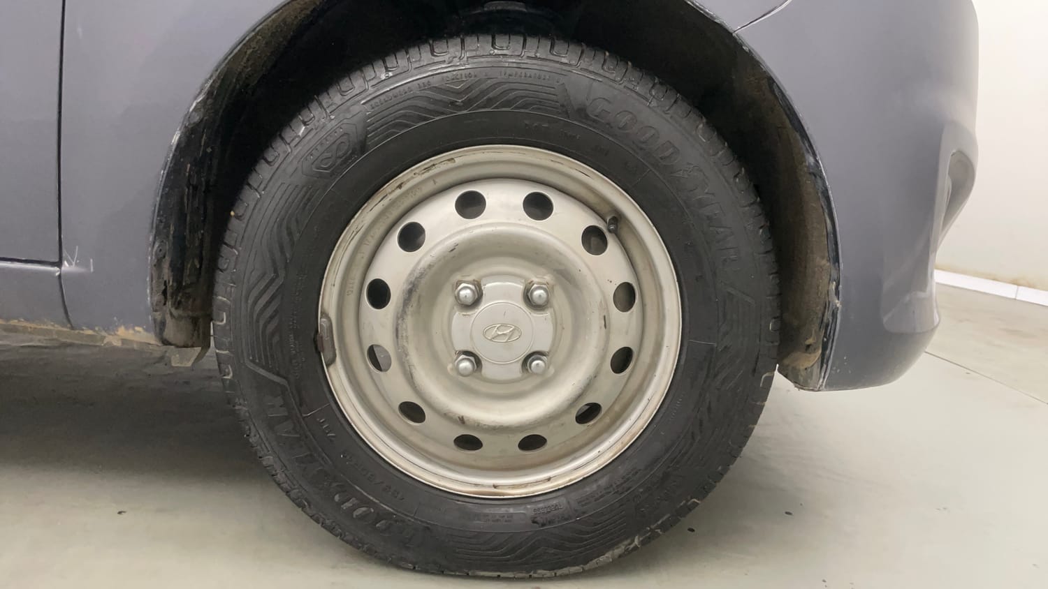 Used 2014 Hyundai i10 Magna 1.1 iRDE2 Petrol Manual tyres RIGHT FRONT TYRE RIM VIEW