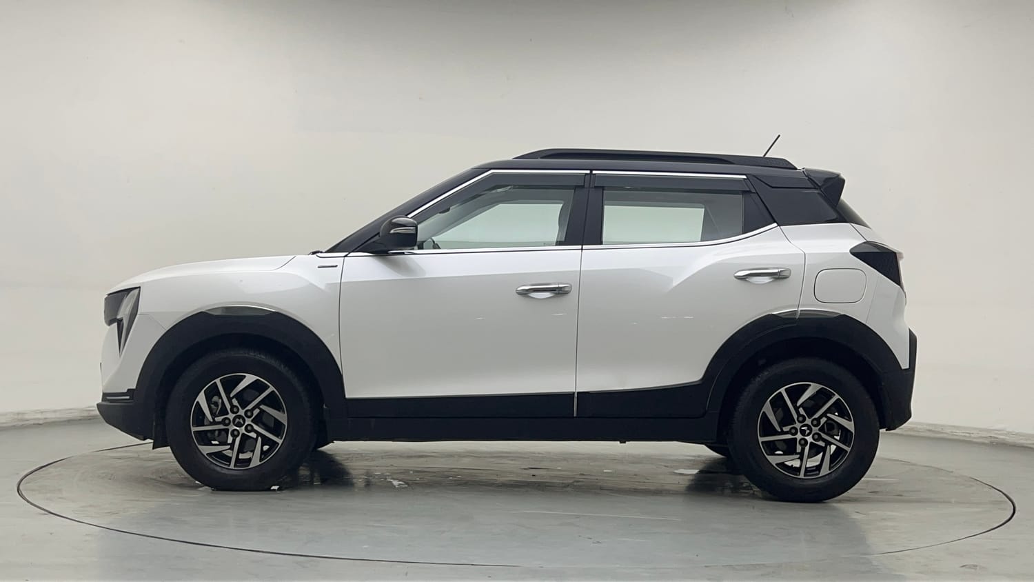 Used 2024 Mahindra XUV 3XO AX5 1.2 Petrol AT Petrol Automatic exterior LEFT SIDE VIEW