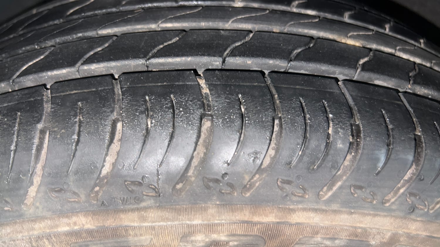 Used 2025 Nissan Magnite N-Connecta B4D 1.0 Petrol AMT Dual Tone Petrol Automatic tyres LEFT FRONT TYRE TREAD VIEW