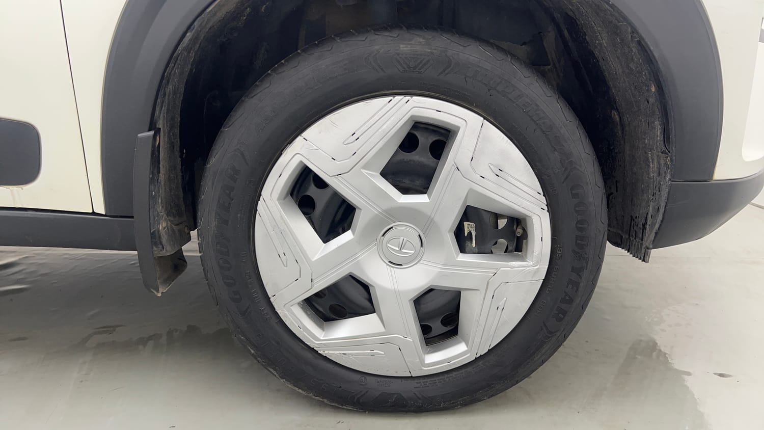 Used 2023 Tata Nexon Pure S 1.2 Revotron Petrol 6MT Petrol Manual tyres RIGHT FRONT TYRE RIM VIEW