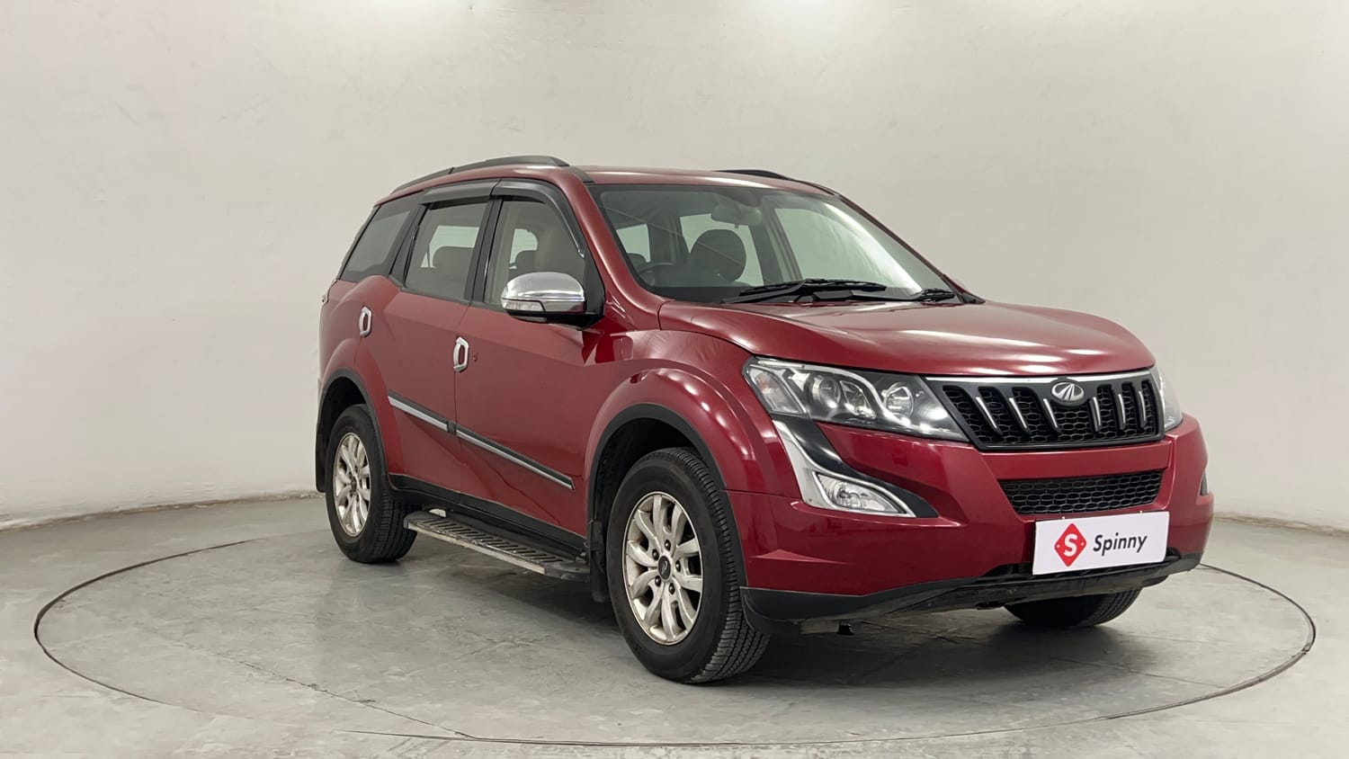 Used 2016 Mahindra XUV500 W8 Diesel Manual exterior RIGHT FRONT CORNER VIEW