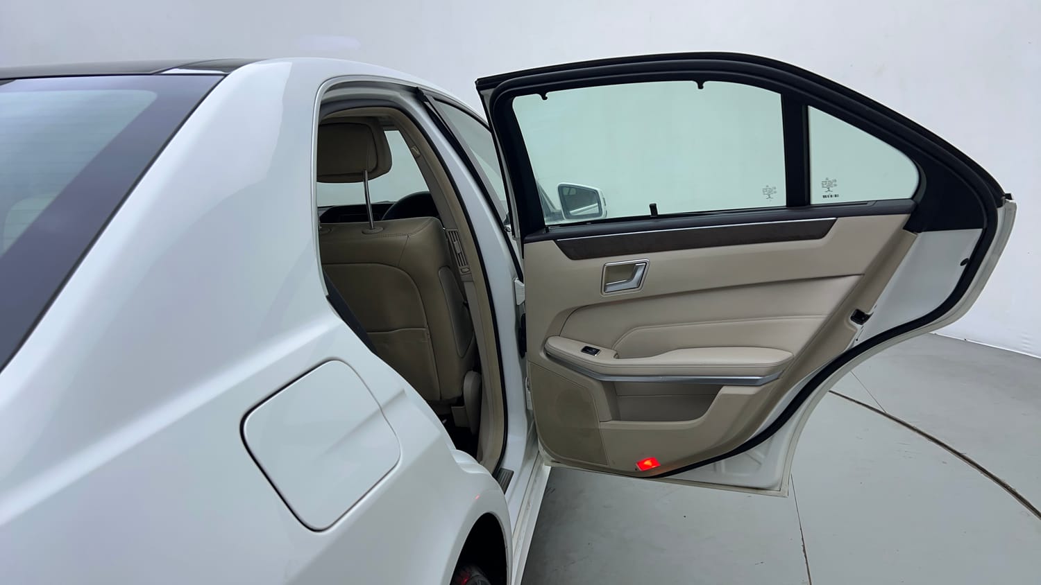 Used 2014 Mercedes-Benz E-Class E250 CDI Avantgarde Diesel Automatic interior RIGHT REAR DOOR OPEN VIEW