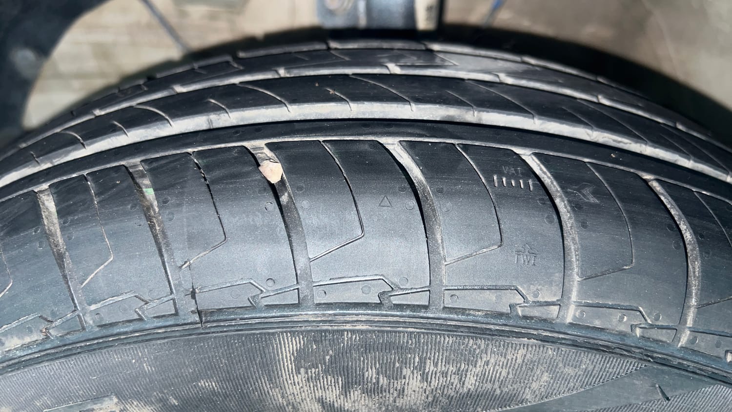 Used 2022 Maruti Suzuki Swift VXi Petrol Manual tyres LEFT FRONT TYRE TREAD VIEW