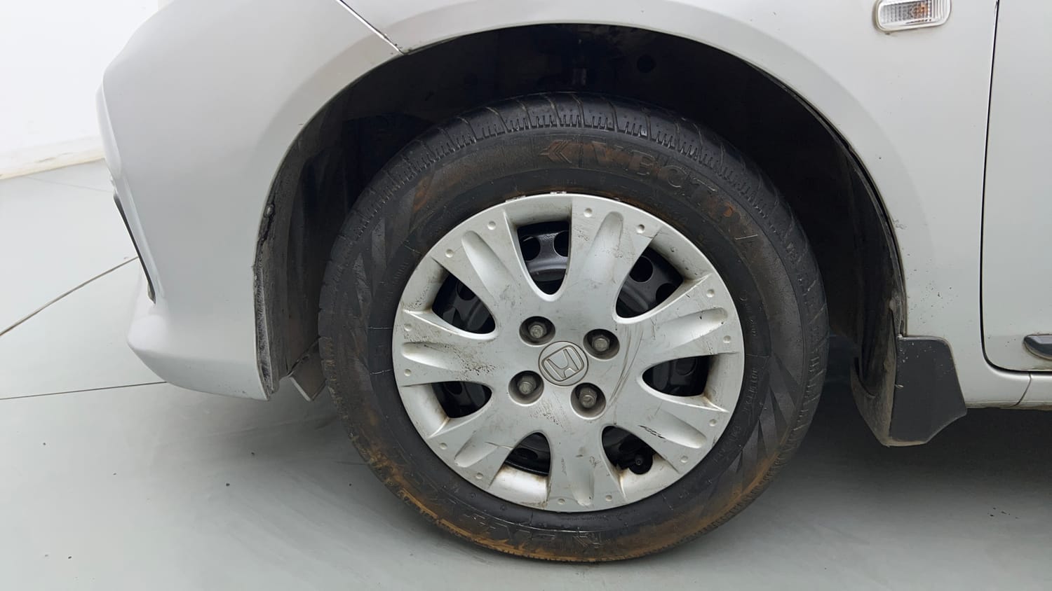 Used 2016 Honda Amaze 1.2 S i-VTEC Petrol Manual tyres LEFT FRONT TYRE RIM VIEW