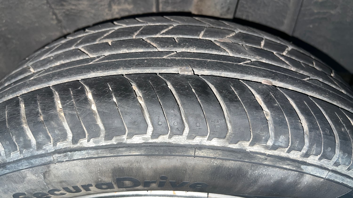 Used 2023 Nissan Magnite XE Petrol Manual tyres LEFT REAR TYRE TREAD VIEW
