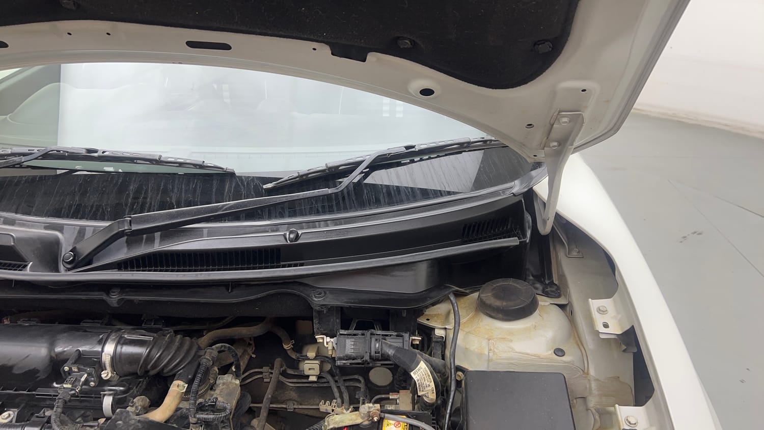 Used 2022 Maruti Suzuki Swift VXi Petrol Manual engine ENGINE LEFT SIDE HINGE & APRON VIEW