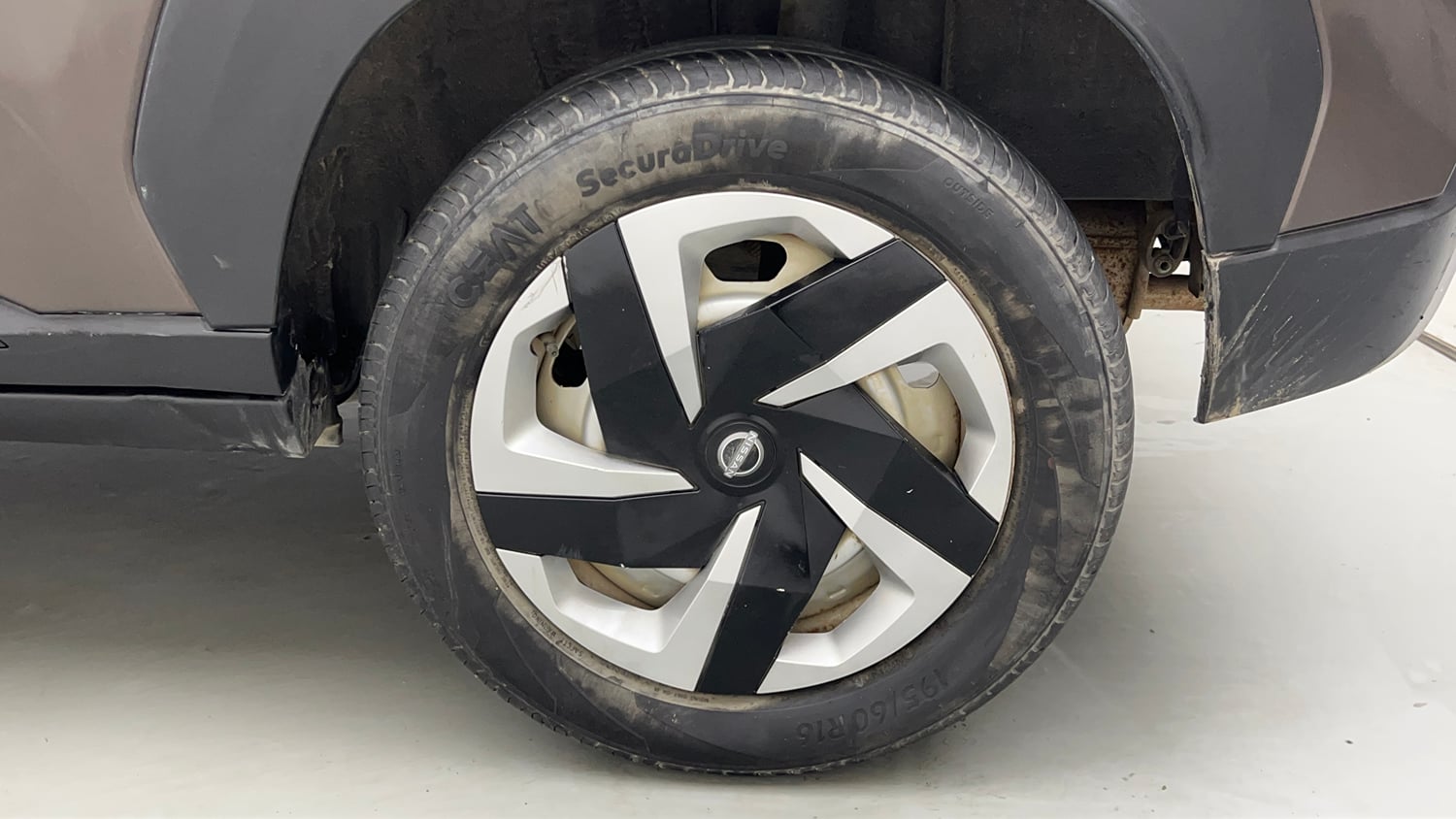 Used 2023 Nissan Magnite XE Petrol Manual tyres LEFT REAR TYRE RIM VIEW