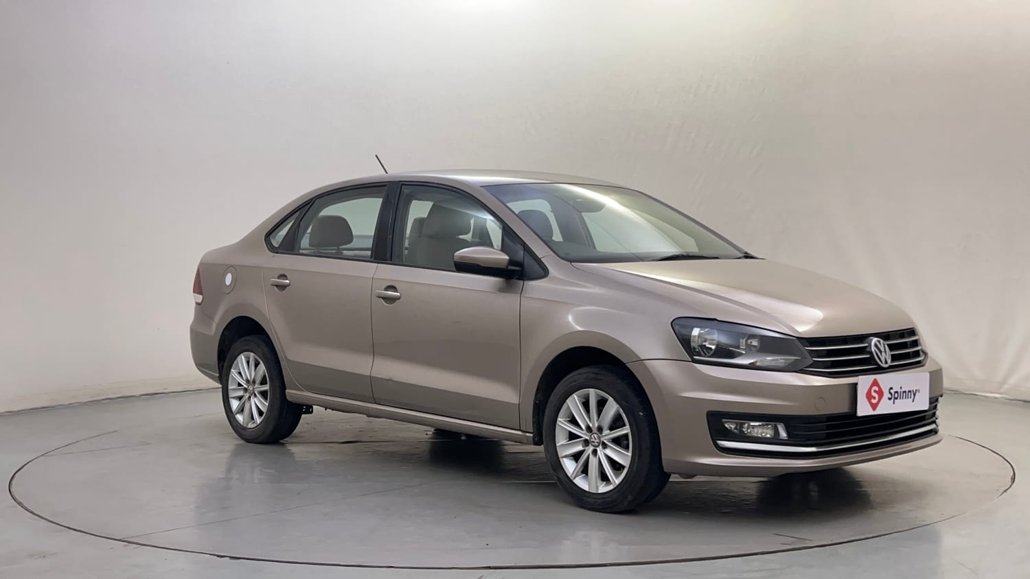 Used 2016 Volkswagen Vento Highline Petrol AT Petrol Automatic exterior RIGHT FRONT CORNER VIEW