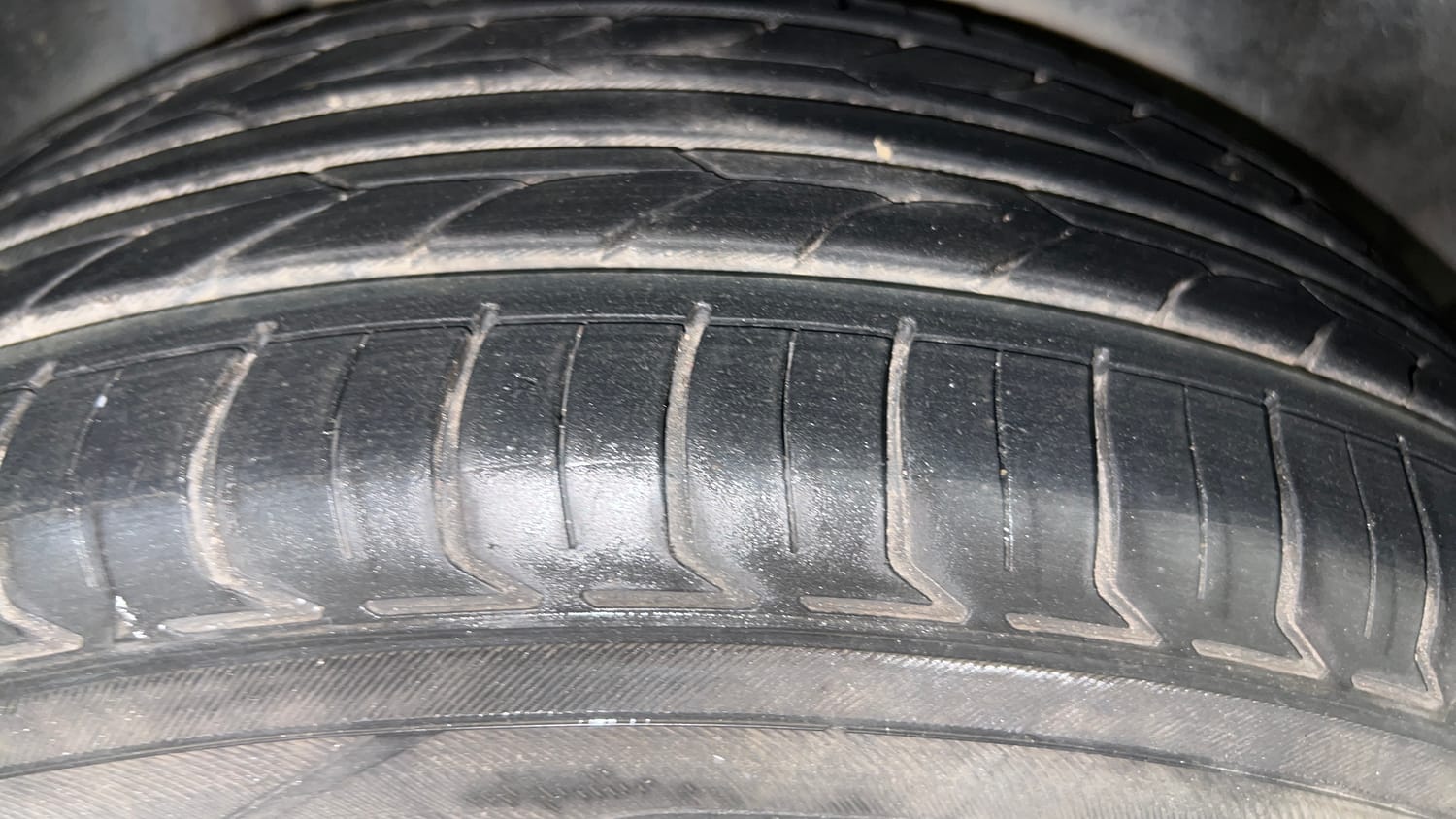 Used 2016 Volkswagen Vento Highline Petrol AT Petrol Automatic tyres RIGHT REAR TYRE TREAD VIEW