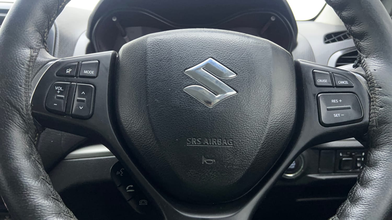 Used 2018 Maruti Suzuki Vitara Brezza ZDI Plus  Dual Tone Diesel Manual top_features Airbags