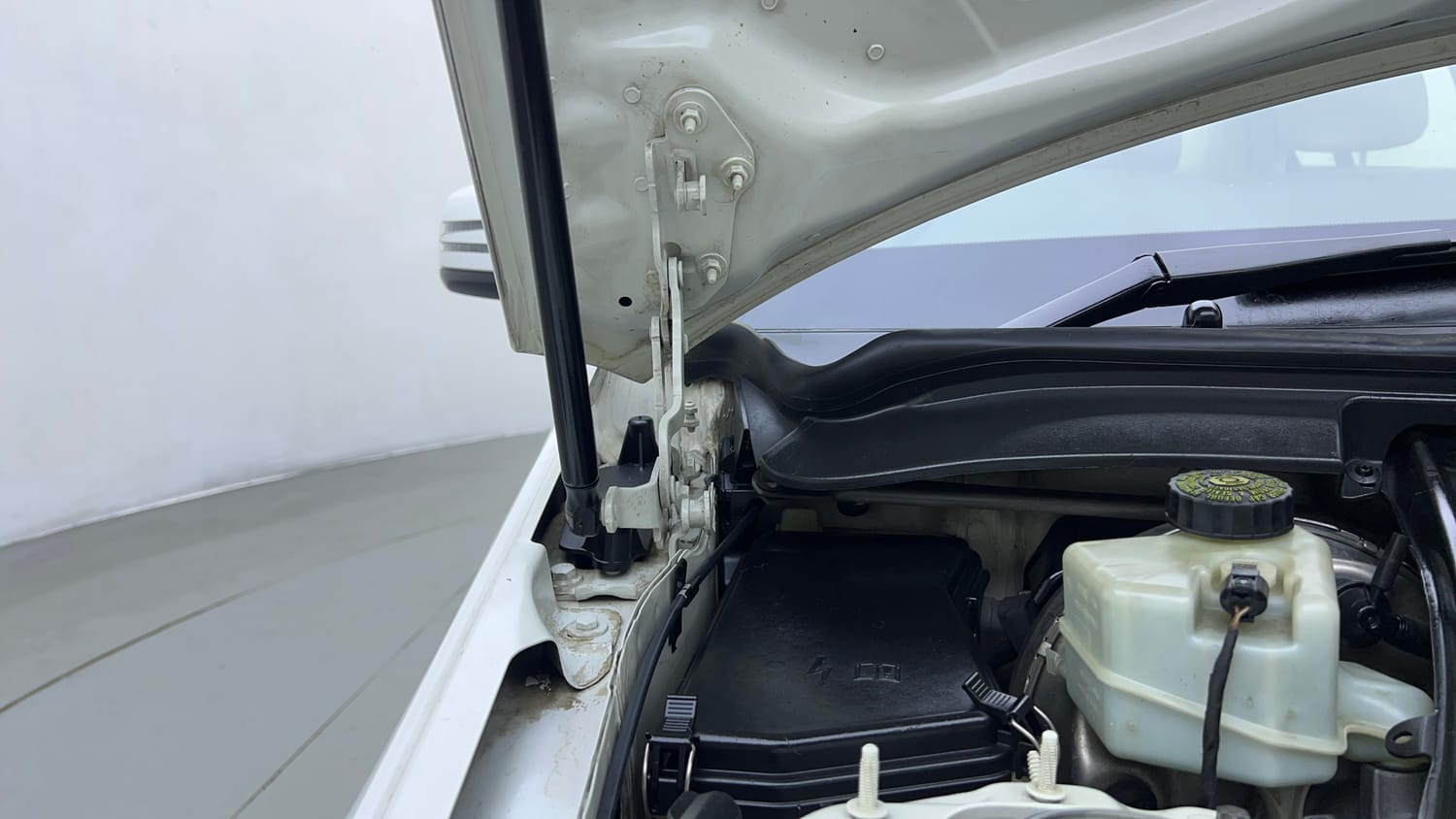 Used 2014 Mercedes-Benz E-Class E250 CDI Avantgarde Diesel Automatic engine ENGINE RIGHT SIDE HINGE & APRON VIEW