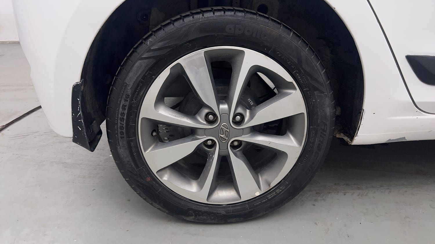 Used 2015 Hyundai Elite i20 Asta 1.2 Petrol Manual tyres RIGHT REAR TYRE RIM VIEW