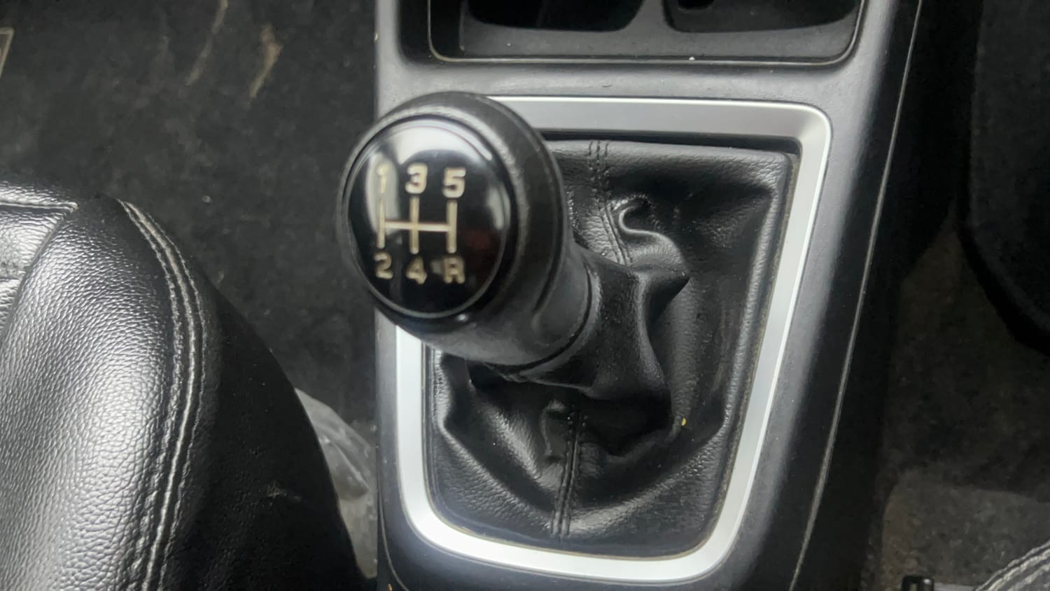 Used 2022 Maruti Suzuki Swift VXi Petrol Manual interior GEAR  KNOB VIEW