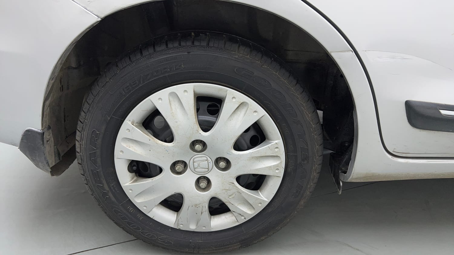 Used 2016 Honda Amaze 1.2 S i-VTEC Petrol Manual tyres RIGHT REAR TYRE RIM VIEW