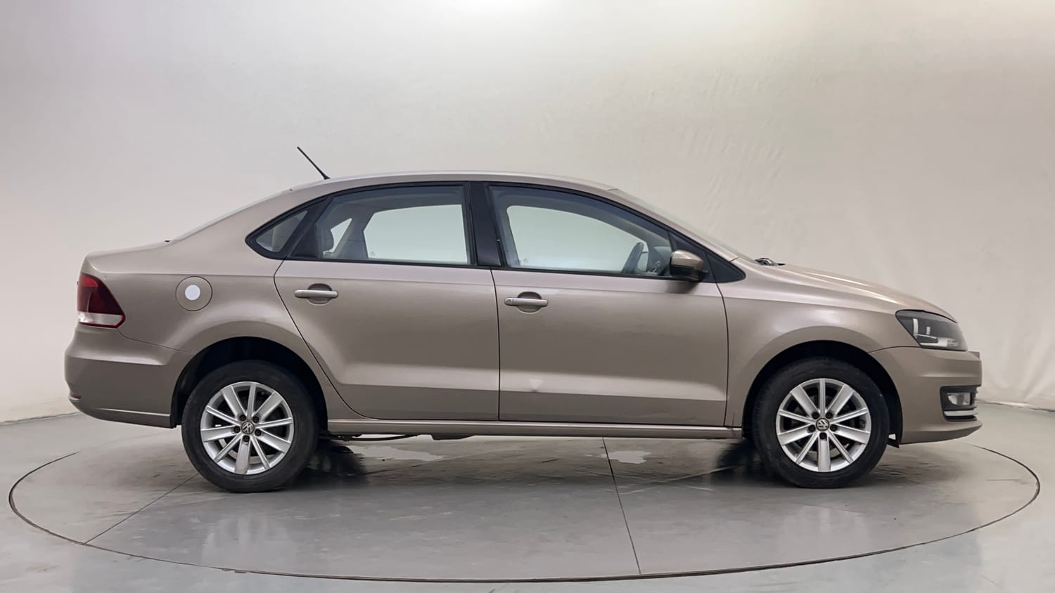 Used 2016 Volkswagen Vento Highline Petrol AT Petrol Automatic exterior RIGHT SIDE VIEW