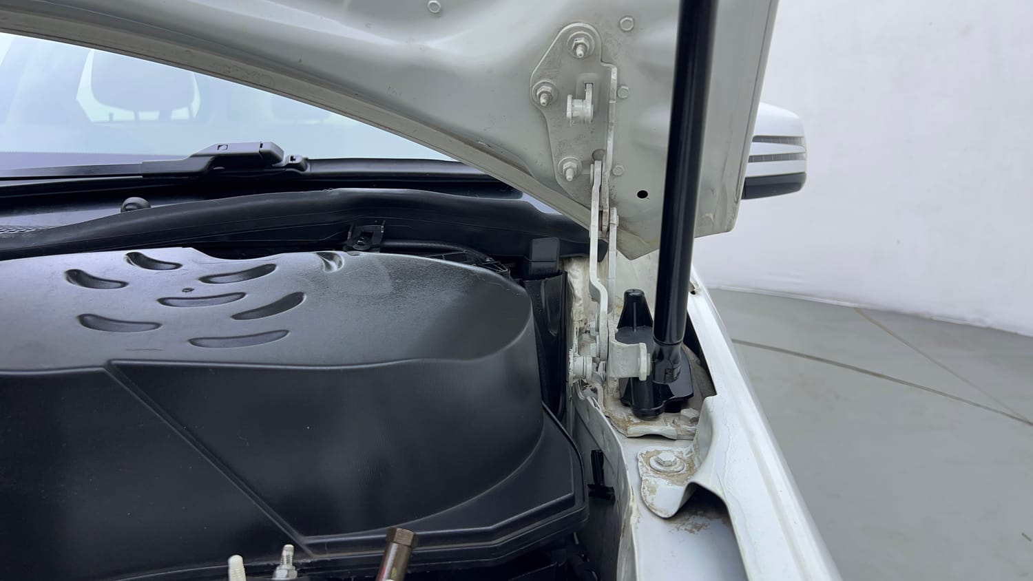 Used 2014 Mercedes-Benz E-Class E250 CDI Avantgarde Diesel Automatic engine ENGINE LEFT SIDE HINGE & APRON VIEW