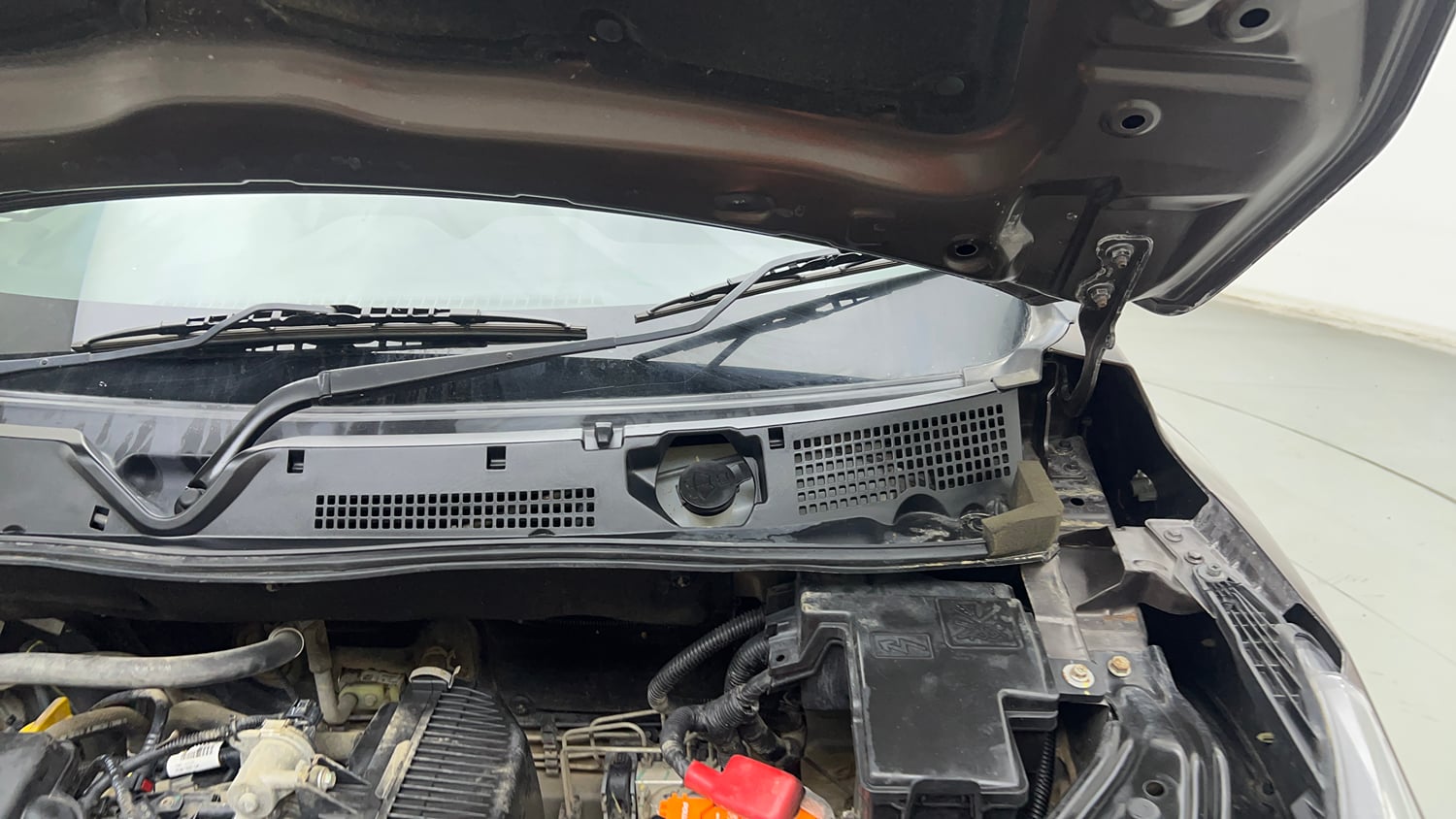 Used 2023 Nissan Magnite XE Petrol Manual engine ENGINE LEFT SIDE HINGE & APRON VIEW